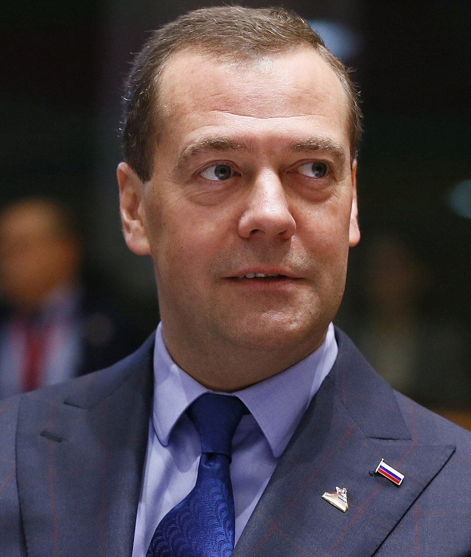 Na ocasião, Medvedev respondeu acusando os EUA de agir com ordens. Nas palavras dele, cada novo ultimato é uma ameaça e um passo em direção à guerra; não entre a Rússia e a Ucrânia, mas com o país dele.