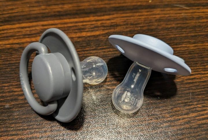 A chupeta como é conhecida hoje foi inventada no início do século 20. O primeiro a patenteá-la foi o farmacêutico Christian W. Meinecke, em 1901, nos Estados Unidos.