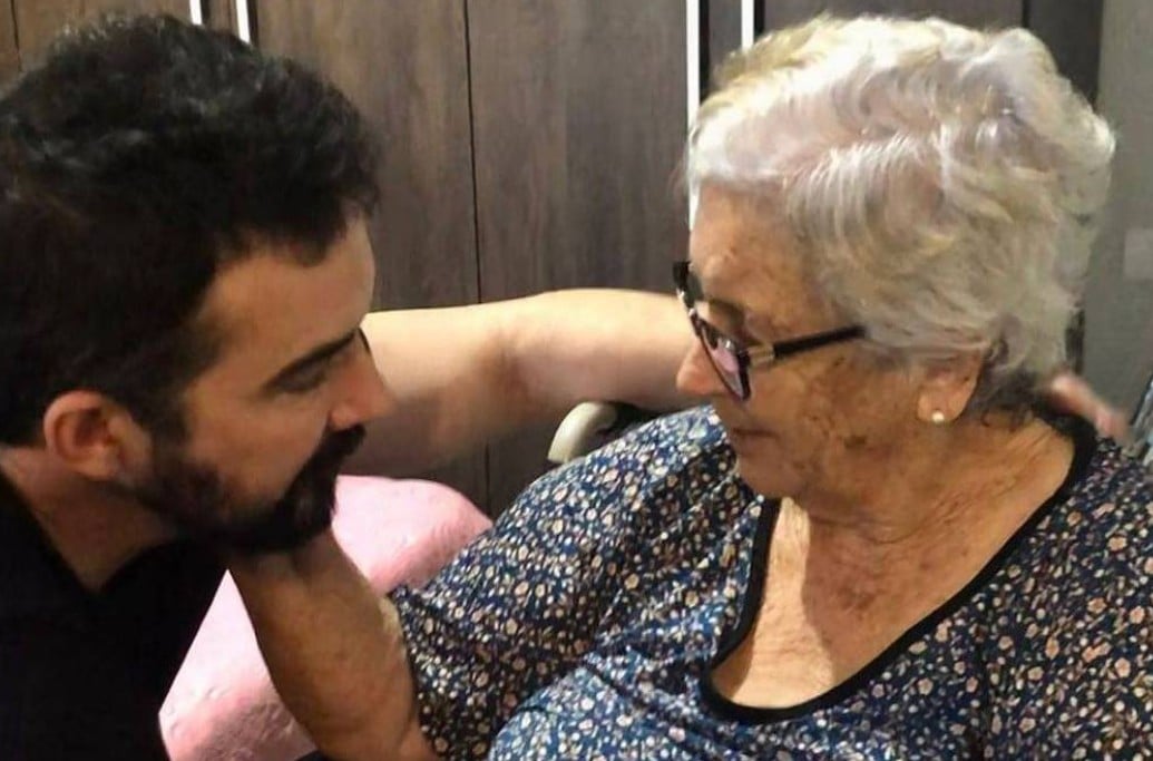 Quando colocou ela no vídeo, que ela me viu, esqueceu a dor dela. Ela quis me acalmar. Eu vi que ela ficava ofegante fingindo que não estava. Eu falei 'mãe, a senhora vai dormir um pouquinho que a senhora está muito cansada', e acho que ela sabia que não voltaria. Ela disse assim, 'sim, eu estou muito cansada, Fabinho, mas daqui a pouco eu estou de volta'. E essa foi a última vez. Depois eu recebi um corpo lacrado, contou. 

