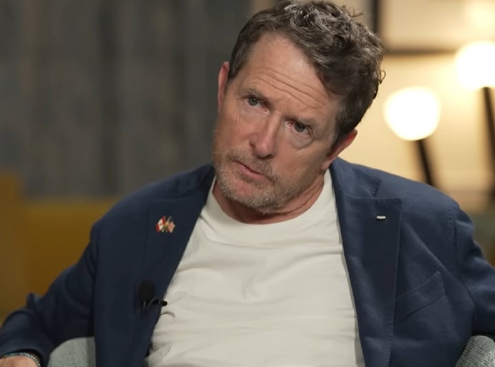 Michael J. Fox é visto como  uma inspiração para o mundo graças à sua coragem ao lidar com a doença de Parkinson e seu compromisso com a conscientização em torno do tema.