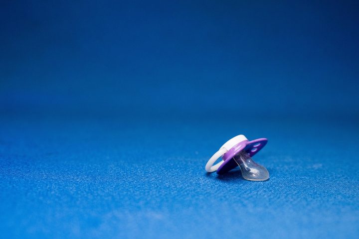 Em diferentes culturas, era comum oferecer às crianças pedaços de pano embebidos em mel, pedaços de couro ou pequenos objetos para chupar, com o mesmo objetivo de tranquilizar.