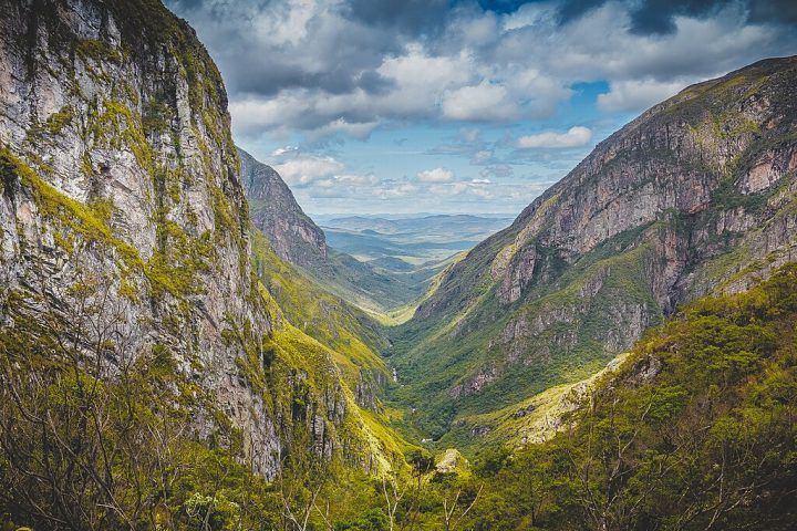 Fica a cerca de 100 km de Belo Horizonte, dentro do Parque Nacional da Serra do Cipó e da Área de Proteção Ambiental Morro da Pedreira.