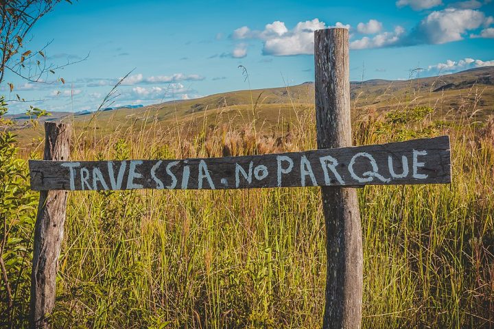 A Serra do Cipó reúne mais de 750 vias de escalada catalogadas, com opções que vão do nível iniciante ao profissional, incluindo rotas consideradas clássicas no Brasil.