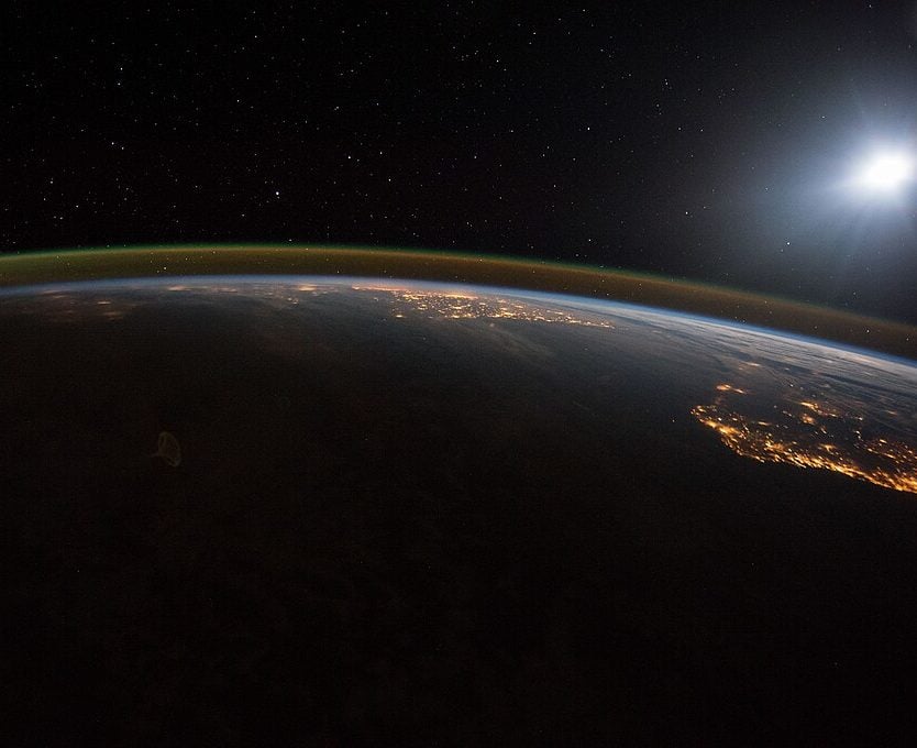 Se nuvens de plasma atingem a Terra, o campo magnético age como uma proteção. No entanto, essa interação pode gerar um excesso de carga elétrica que vai direto para o solo.