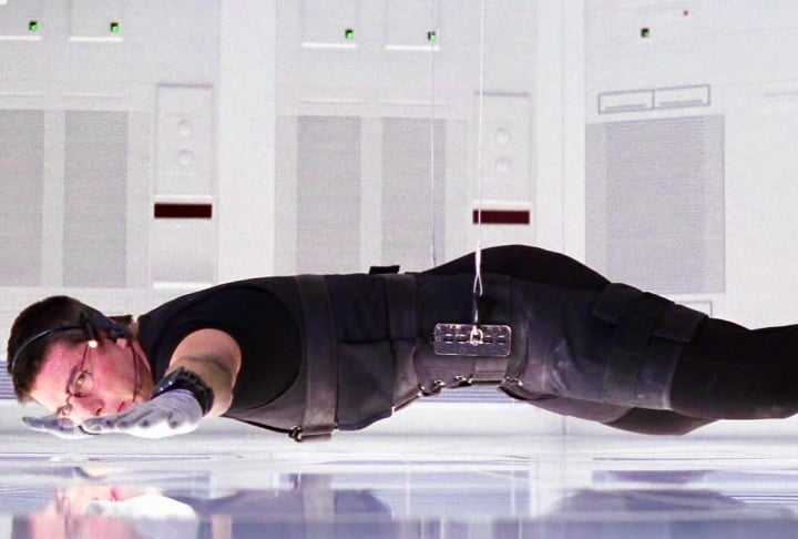 O primeiro filme, dirigido por Brian De Palma, trouxe uma trama de traição e espionagem sofisticada, com destaque para a icônica cena em que Ethan Hunt desce suspenso por cabos em uma sala de segurança. 