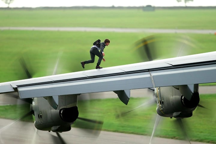 As cenas de ação mirabolantes continuaram, com destaque para a perseguição de moto em Casablanca e a sequência em que Tom Cruise fica pendurado do lado de fora de um avião.