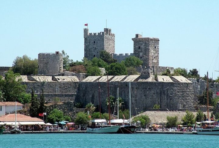 O Mausoléu de Halicarnasso sobreviveu por séculos, mas foi destruído por uma série de terremotos entre os séculos 12 e 15. Suas pedras foram usadas pelos Cavaleiros de São João para construir o Castelo de Bodrum.