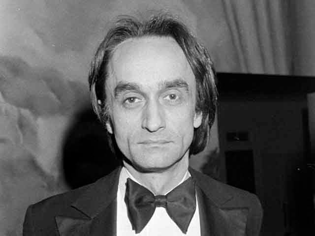 Nascido em Revere, Massachusetts, em 12 de agosto de 1935, John Cazale faria 90 anos em 2025. Ele não era propriamente dito um galã, mas trazia consigo aspectos essenciais para se tornar um coadjuvante perfeito. Desde o início no teatro, do interior, possuía um magnetismo em cena.