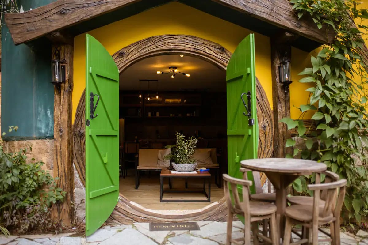 O formato de casa de hobbit sempre atrai atenção. Existem alguns hotéis que, inspirados no filme, criaram esse tipo de hospedagem. Em Pomerode (SC), por exemplo, há opção para turistas que querem vivenciar a experiência do Senhor dos Anéis.  