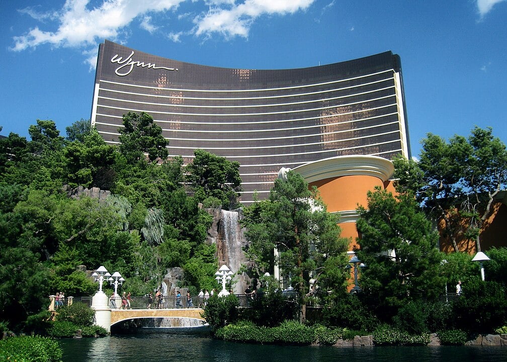 Entre eles, o hotel Wynn Las Vegas, que combina design moderno com opulência, oferecendo quartos espaçosos e impecavelmente decorados, dois spas premiados com cinco estrelas pela Forbes, um campo de golfe, piscinas com cabanas luxuosas e restaurantes liderados por chefs renomados. Também tem boutiques de grifes como Chanel e Louis Vuitton.