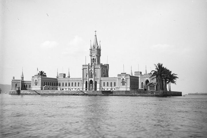O castelo foi projetado pelo arquiteto Adolpho José Del Vecchio e inaugurado em 1889, pouco antes do fim do regime monárquico.