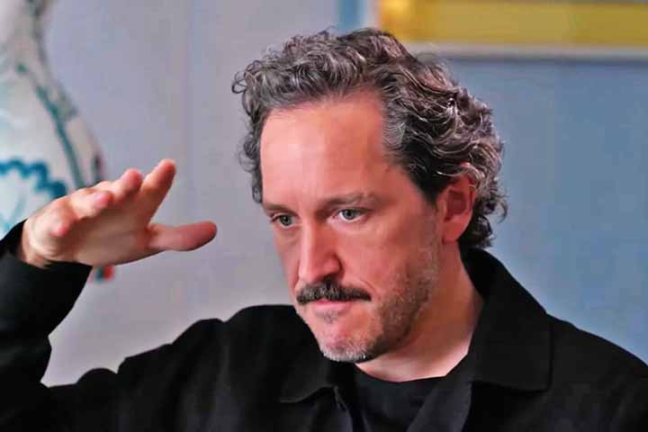 Críticos evocam sua habilidade de sussurrar ameaças com um sorriso como ideal para mostrar o negacionismo de Fudge frente ao retorno de Voldemort. A presença de um ator de prestígio no posto sinaliza a intenção da HBO de elevar o tom político das tramas ministeriais.