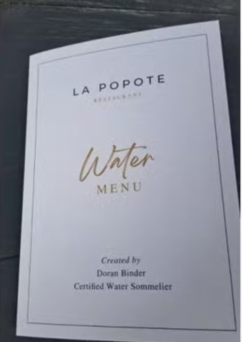 Um restaurante britânico estrelado lançou uma carta exclusiva de águas minerais com rótulos importados de países como França, Espanha, Portugal, Itália, Islândia e Inglaterra, com preços entre 5 e 19 libras (aproximadamente R$ 36 a R$ 138), além de oferecer água filtrada gratuita para os que preferem não pagar.