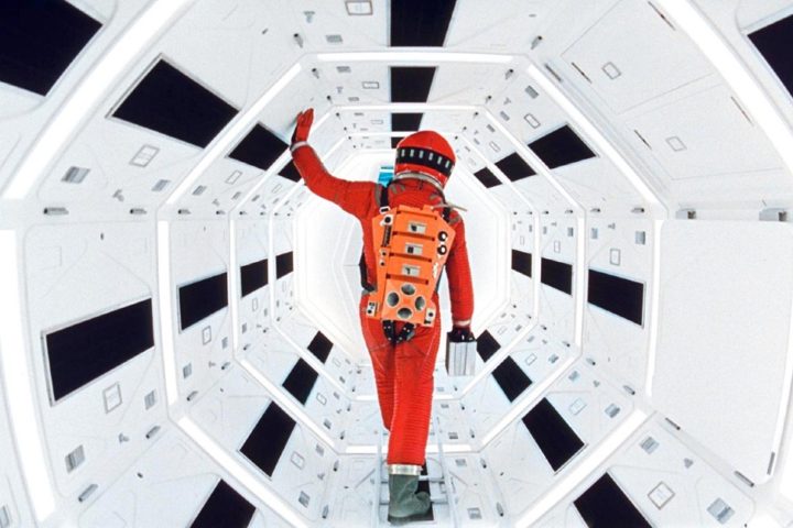 “2001: Uma Odisseia no Espaço” (1968): dirigido por Stanley Kubrick e estrelado por Keir Dullea e Gary Lockwood, é considerado uma obra-prima. Baseado na história de Arthur C. Clarke, o filme foi indicado a 4 Oscars e venceu na categoria de Melhores Efeitos Visuais. 