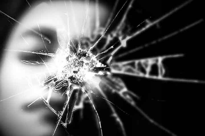 Superstição - A crença popular de que quebrar espelho dá sete anos de azar nasceu justamente da prática da “catoptromancia” entre os gregos. Caso o copo ou tigela que servia para prever o futuro caísse e quebrasse, era sinal de tragédia a caminho.

