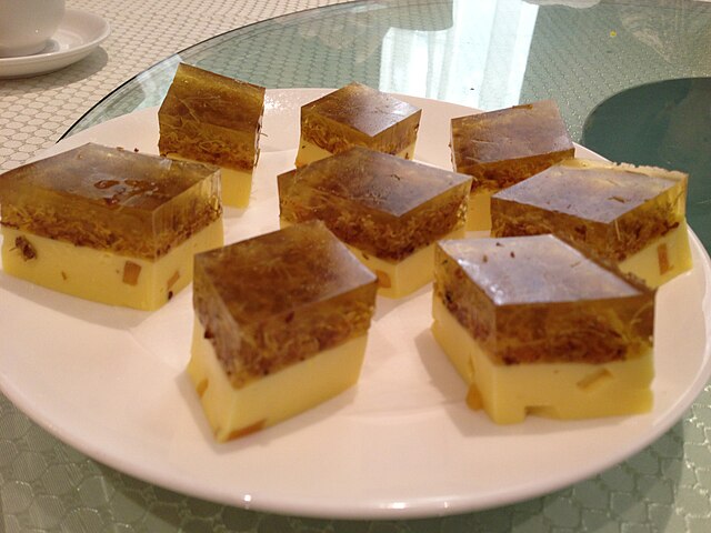 Diante disso, caso coloque a mistura na geladeira, essa moléculas, totalmente hidratadas, se unem e transformam o líquido na gelatina.