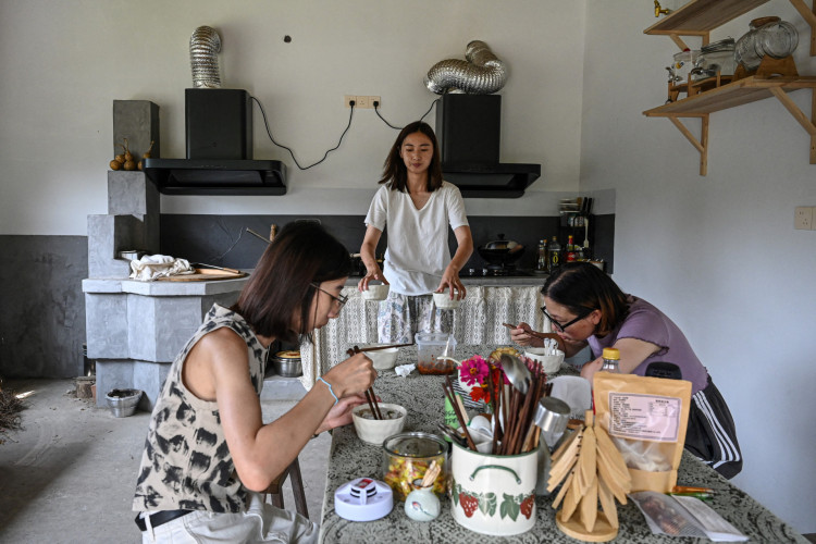 A foto mostra Chen Yani (C), tamb&eacute;m conhecida como "Keke", preparando o caf&eacute; da manh&atilde; para os h&oacute;spedes em um espa&ccedil;o de conviv&ecirc;ncia feminino chamado "Espa&ccedil;o Imaginativo de Keke" em Hangzhou, no leste da China 