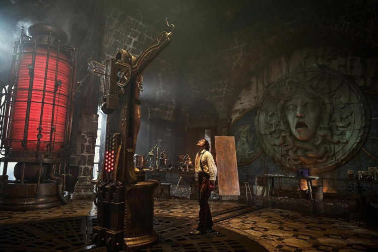 Oscar Isaac em cena de 'Frankenstein', novo filme da Netflix