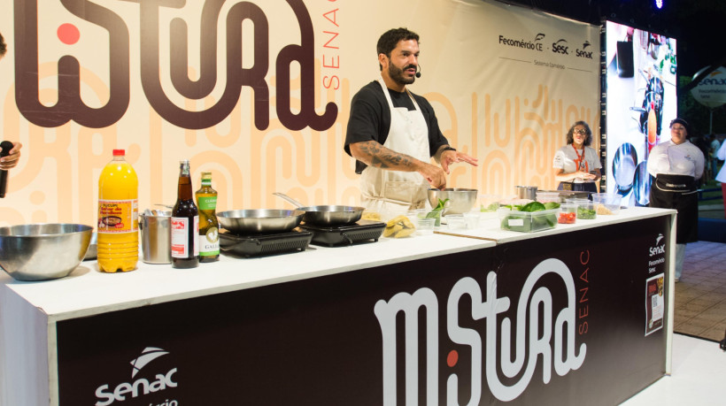 Evento re&uacute;ne gastronomia, moda, sa&uacute;de, turismo, tecnologia e muito mais em tr&ecirc;s dias de programa&ccedil;&atilde;o gratuita. Na foto, chef Thiago Castanho em aula-show no Mistura Senac Cariri 2024.
