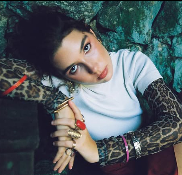 Antônia é a filha mais nova de Heloísa Périssé, fruto do relacionamento da atriz com o diretor Mauro Farias, com quem foi casada de 2002 a 2024. Nascida em 2006, a caçula é conhecida artisticamente como Tontom, nome que também dá título ao seu maior sucesso: Tontom Perigosa.