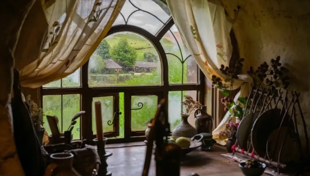 Cada casa de hobbit apresenta hall de entrada, quartos, banheiro, cozinha, sala de jantar, despensa e sala de estar, ou o chamado labirinto de salas totalmente temáticas.