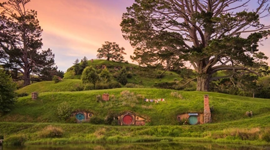 Curiosamente,  um dos cenários usados nas filmagens de O Senhor dos Anéis existe de verdade. O lugarejo de Hobbiton fica na Nova Zelândia e, no começo, era apenas um local onde a produção erguia fachadas para o filme, que eram desmontadas em seguida. 