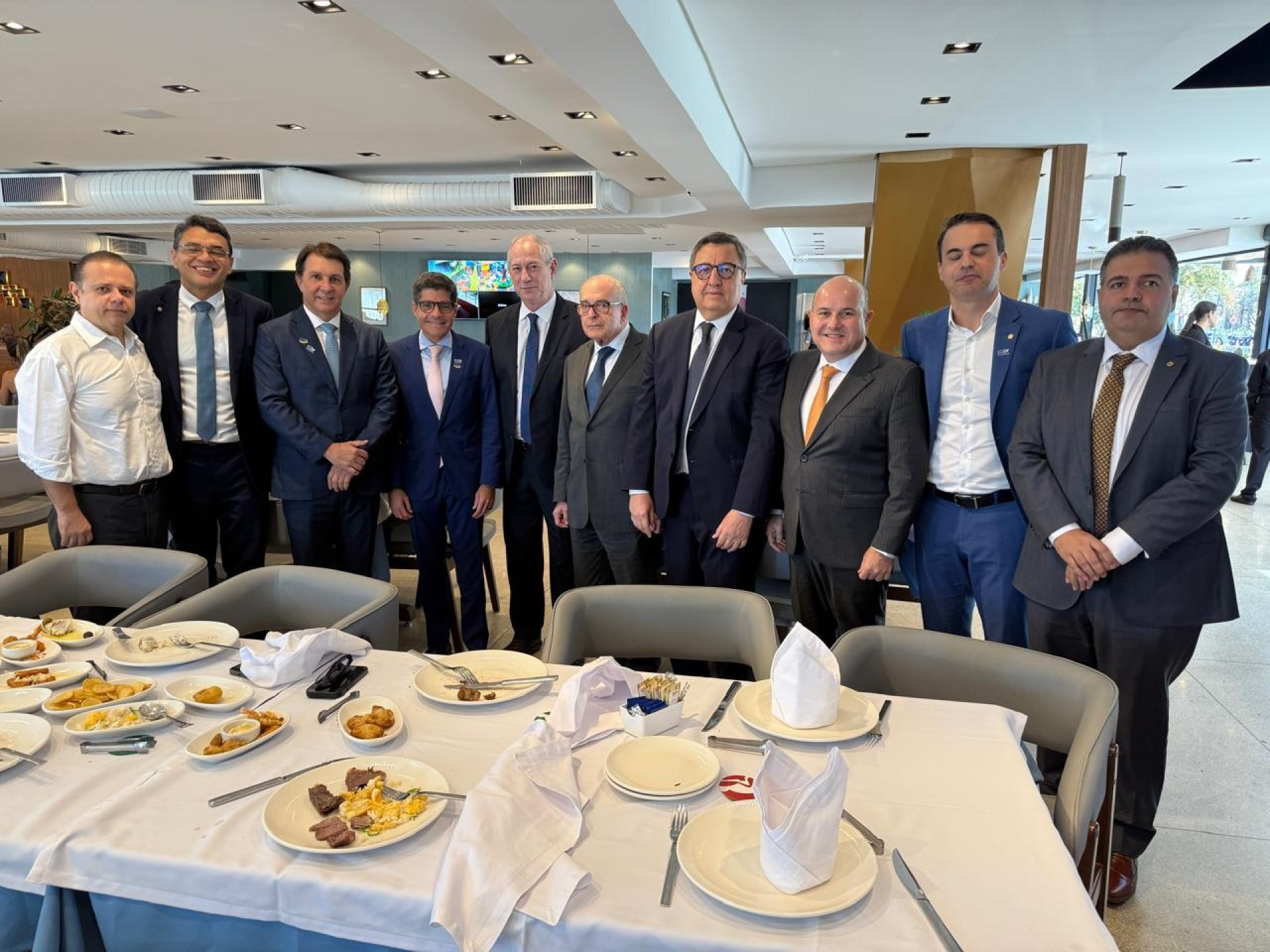 Ciro Gomes almoça com Antônio Rueda, ACM Neto, Capitão Wagner, Roberto Cláudio, o deputado federal Danilo Forte e os deputados estaduais Cláudio Pinho, Sargento Reginauro e Felipe Mota (Foto: Divulgação/Ascom Danilo Forte)