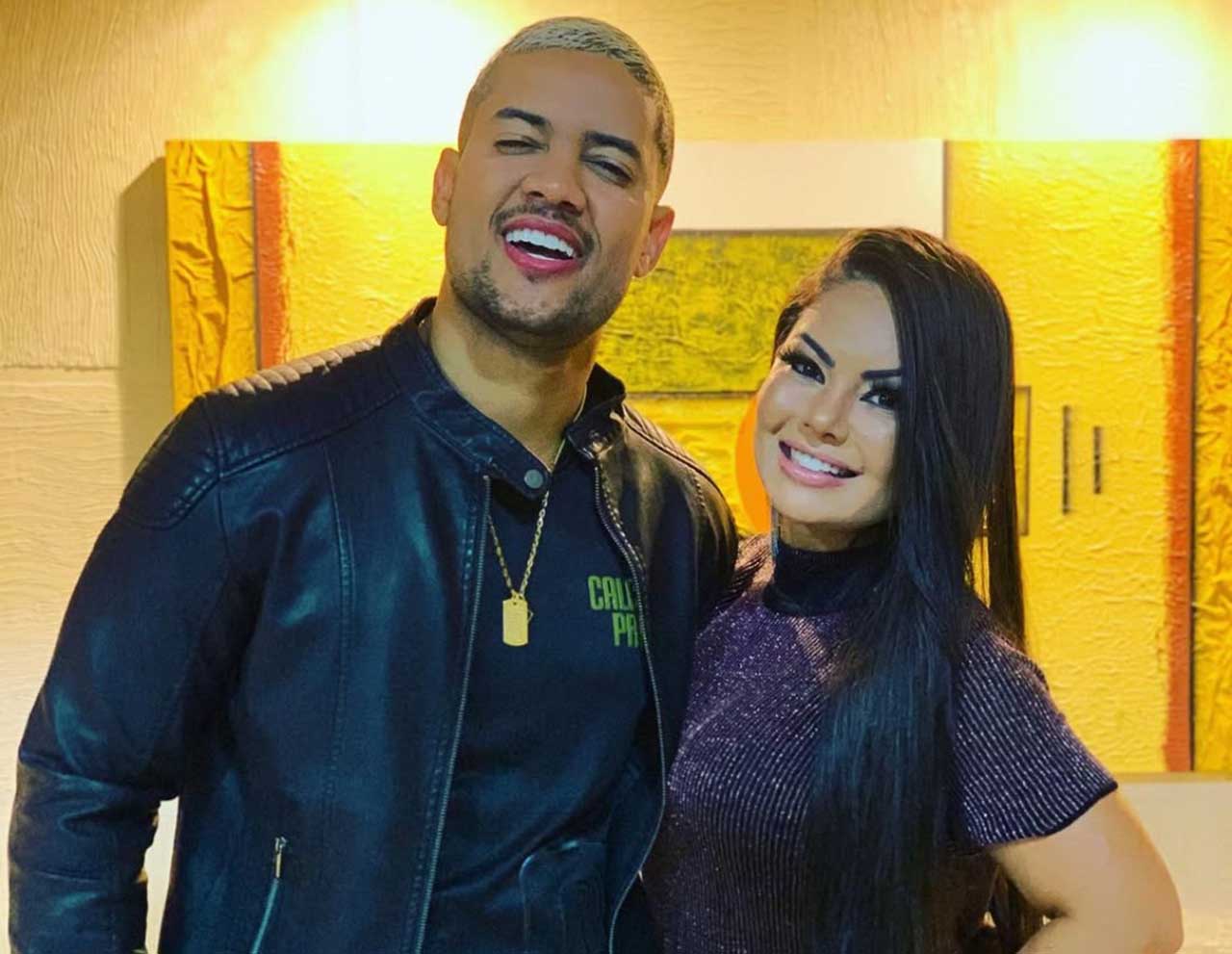 Depois, ela investiu em uma banda chamada Flor de Mel, que não deu o retorno financeiro esperado e, por isso, ela desistiu do projeto. Pouco depois, Paulinha entrou para a banda Panela de Barro. Lá, ela ficou por três anos.