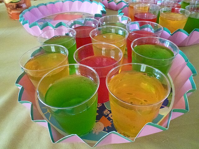 A gelatina é uma substância translúcida, incolor ou amarelada, praticamente insípida e inodora. Ela se pode obter fervendo certos produtos animais (vaca e porcos), como ossos, pele e outras partes com tecido conectivo. 
