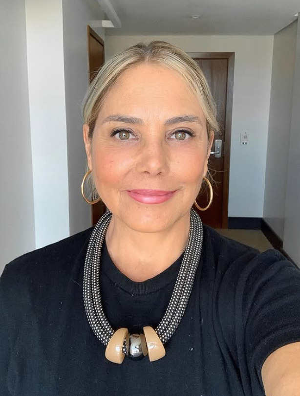 Nascida no Rio de Janeiro em 19 de agosto de 1966, Heloísa viveu dos 11 aos 18 anos em Salvador. Aos 19 anos, voltou para o Rio de Janeiro e estudou teatro na Casa das Artes de Laranjeiras e no Teatro Tablado.