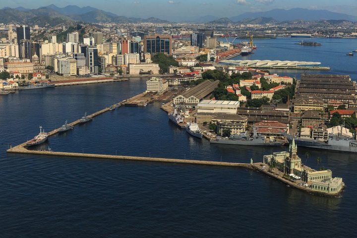 Localizada estrategicamente na entrada do porto do Rio de Janeiro, bem ao lado do atual Museu Naval, ela é conhecida por seu imponente palácio em estilo neogótico.