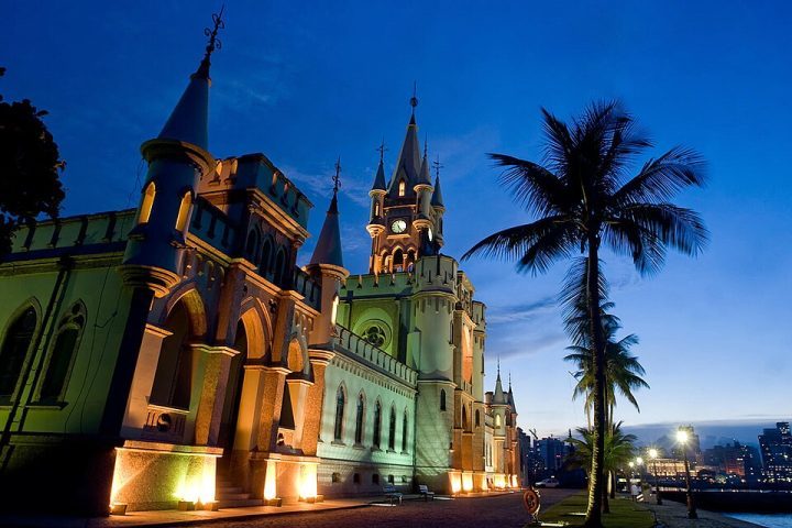 Além de seu valor histórico, a Ilha Fiscal é um cartão-postal pela localização privilegiada.