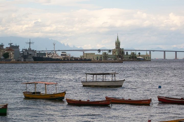 Originalmente, a ilha servia como posto de fiscalização aduaneira, daí o nome “Fiscal”, já que era o local responsável por monitorar e controlar a entrada de mercadorias no porto do Rio de Janeiro.