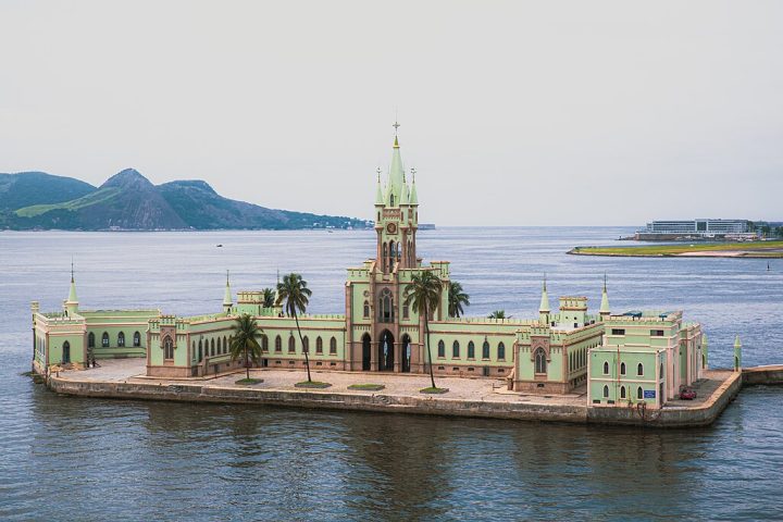 Ao contrário da decoração, o local escolhido para a realização da festa, a Ilha Fiscal, é um dos mais prestigiados do Rio de Janeiro. 