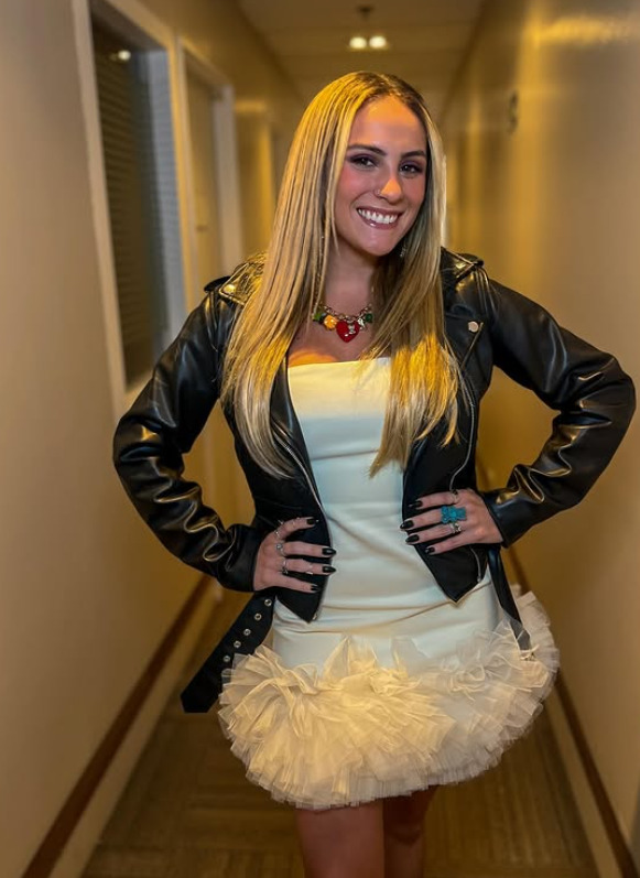 Nascida em 2000, Luísa é comediante, assim como a mãe, e, recentemente, viralizou com uma música e está investindo, também, na carreira musical. Além disso, seu avô paterno era o comediante Chico Anysio.