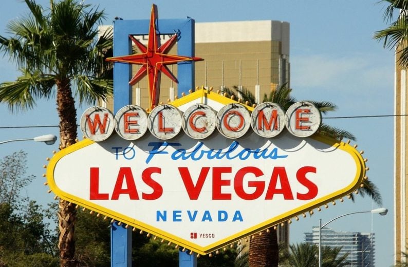 Quando se fala em Las Vegas, as pessoas lembram logo de cassinos. Mas, curiosamente, a cidade também é um dos destinos mais populares do mundo para casamentos,  com dezenas de capelas que oferecem cerimônias rápidas e temáticas.