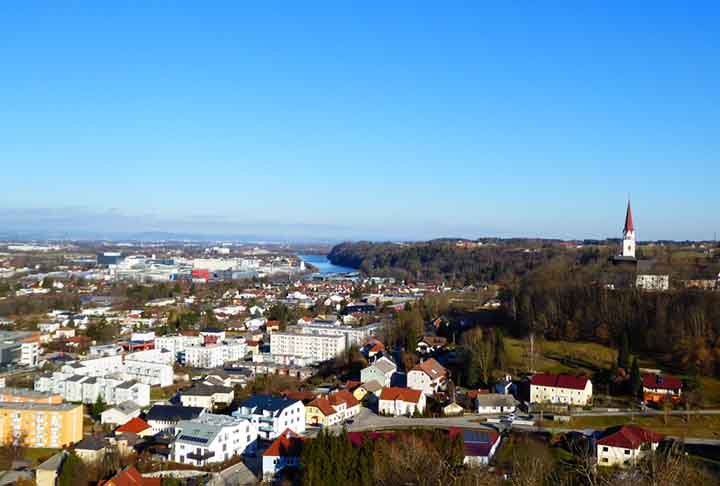 Hoje, a cidade é um importante centro industrial e comercial, com destaque para suas feiras e exposições internacionais, como a Welser Messe.