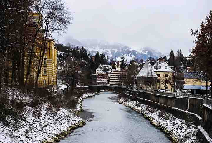 Feldkirch é conhecida por seu centro medieval bem preservado, com ruas estreitas e edifícios históricos, sendo o Schattenburg, um castelo do século XII, uma de suas principais atrações.