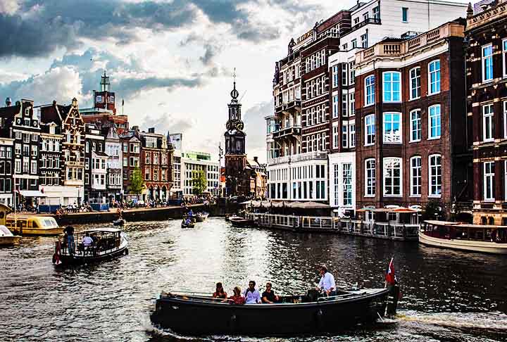 Amsterdã, Países Baixos – Com mais de 100 km de canais, Amsterdã é apelidada de Veneza do Norte. Seus canais históricos são ideais para explorar a arquitetura e a vida local.
