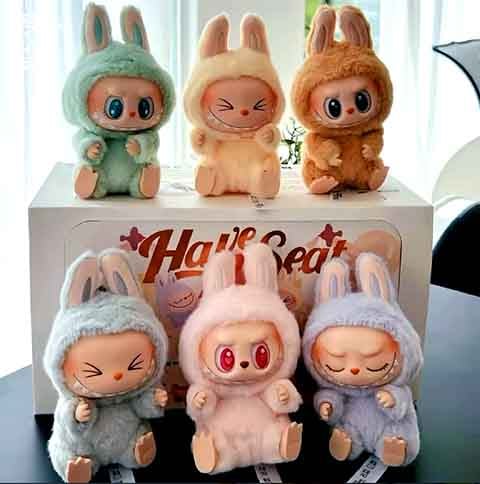 Nos últimos meses, os bonecos Labubus se tornaram um fenômeno global, com celebridades exibindo esses bichinhos em bolsas e acessórios. 
