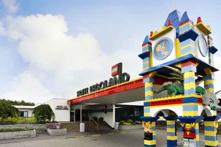 Com mais de 50 atrações para os visitantes, o parque temático Legoland Billund ocupa área de 140 mil metros quadrados. 
