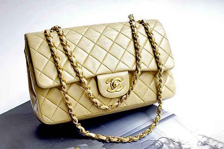 Ao longo das décadas, Coco Chanel consolidou-se como sinônimo de sofisticação. Ela foi responsável por lançar o tailleur de tweed, a bolsa de alça de corrente e o pretinho básico, que se tornaram clássicos universais. 
