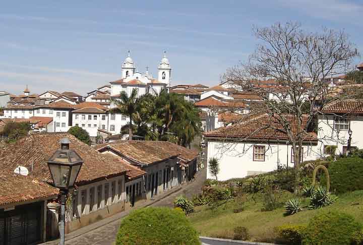 Diamantina (1.280m)- A cerca de 292 km de Belo Horizonte, a cidade de  47.000 habitantes é conhecida por sua história ligada à mineração de diamantes. Famosa por seu patrimônio histórico, a cidade abriga o Mercado Velho, construído no século XIX, e realiza o Festival de Inverno.