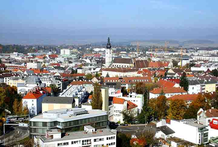 Localizada ao longo do rio Traisen, a cidade combina um centro histórico com arquitetura barroca e uma área moderna que inclui o Landhausviertel, um conjunto de edifícios governamentais contemporâneos. 