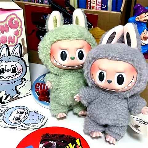 A estética “monstrinha divertida” e o modelo “blind box” - caixa surpresa - complementam esse direcionamento para públicos mais velhos. 
