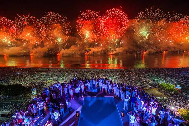 Em diversas culturas, é associada a desejos de prosperidade, sorte e renovação. No Brasil, a romã é particularmente conhecida por ser parte dos rituais do Réveillon.  