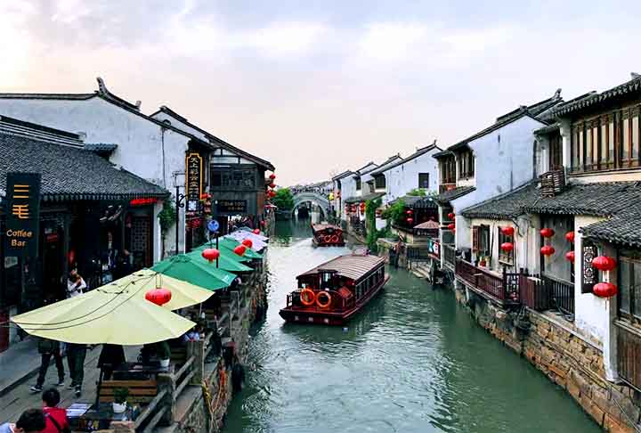 Suzhou, China – Conhecida como a Veneza do Oriente, Suzhou tem uma rede de canais históricos onde barcos levam turistas por templos, jardins e arquitetura chinesa antiga.

