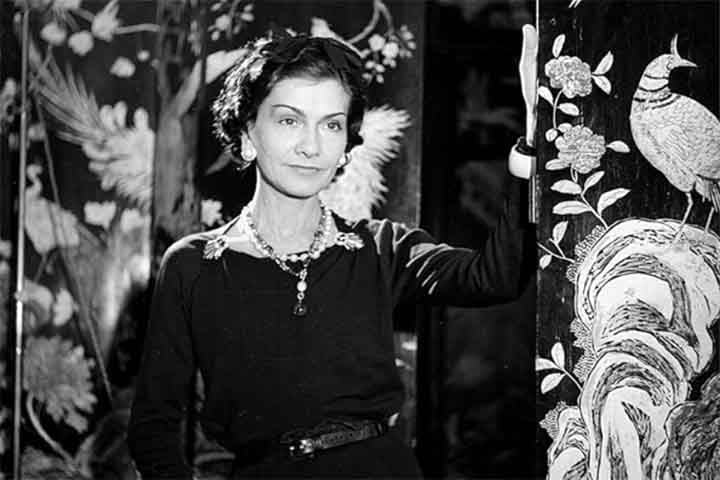 Na adolescência, trabalhou como cantora em cafés, ocasião em que ganhou o apelido “Coco”, uma alusão à música “Qui qu’a vu Coco”
