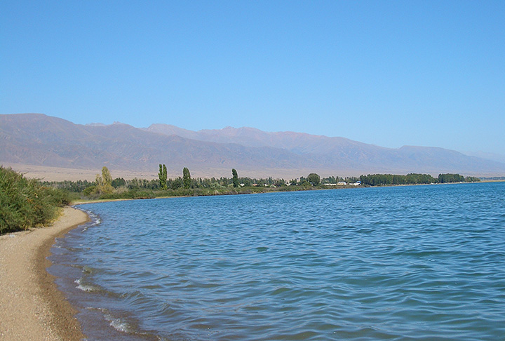 LAGO ISSYK-KUL - Seu nome significa lago quente. Tem água salgada e fica no leste do Quirguistão, na Ásia, a 1.607 metros de altitude. O lago tem 668 metros de profundidade e 6,2 mil km². É o segundo maior lago de montanha atrás apenas do Titicaca (América do Sul).