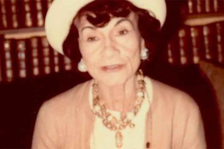 Em 1910, inaugurou sua primeira loja em Paris, a Chanel Modes, inicialmente dedicada à chapelaria. À época, ela passou a se tornar conhecida quando Gabrielle Dorziat, atriz de teatro, usou seus chapéus na peça “Bel Ami”.
